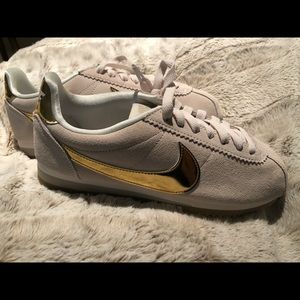 WMNS CLASSIC NIKE CORTEZ SE PHANTOM/METALLIC GOLD
